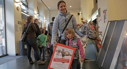 Die kleine Ella mit ihrer Mutter