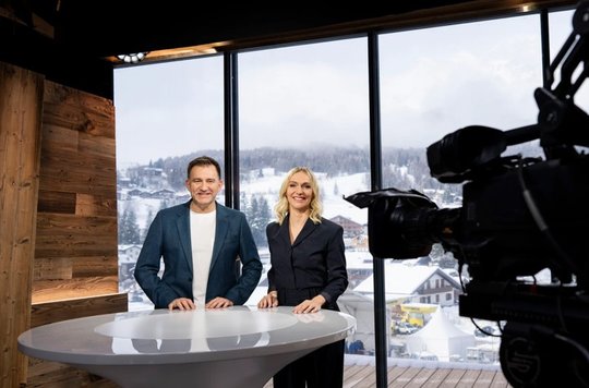 Sascha Ruefer und Annette Fetscherin moderieren das Olympia-Programm auf SRF... (Bild: SRF/zVg)