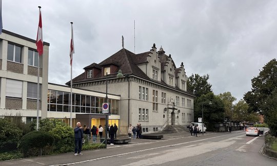 Verhandlung wegen «vorsätzlicher Tötung» am Bezirksgericht Uster... (Bild: © Klein Report)