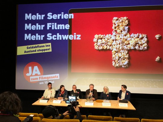 Das Überparteiliche Komitee bei der Präsentation seiner Argumente im Zürcher Kino Kosmos...                 (Foto: Klein Report) 
