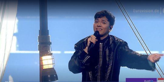 Der Countertenor  Johannes Pietsch begeisterte das Publikum in der Basler St. Jakobshalle mit seinem opernhaften Pop-Song...    (Bild: ARD/Voting/Screenshot)