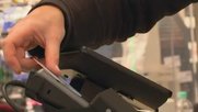 Beim Bezahlen mit Visa-Karte sind vom Ladenbesitzer neu nur noch 0,15 Prozent Gebühren zu berappen... (Bild: Screenshot Youtube)