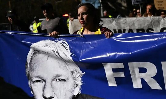 «Wir sind weiterhin optimistisch, dass wir gewinnen werden und Julian nicht an die Vereinigten Staaten ausgeliefert wird», meint Stella Assange auf Twitter... (Bild: © The Guardian)