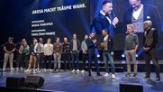 Jubel in «The Hall» für das Team «Arosa macht Träume wahr»: Moderator Marco Fritsche übergibt die Gold-Auszeichnung...    (Bild zVg)