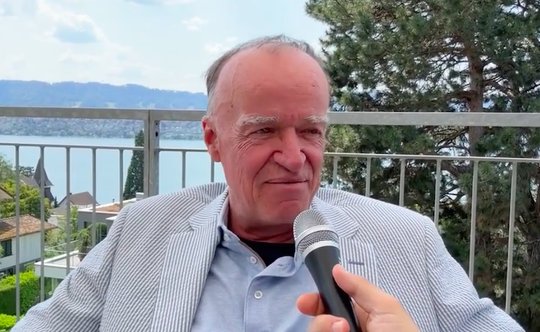 Der deutsche Manager und Finanzunternehmer Leonhard Fischer - hier in einem Interview mit Roger Köppel - ergänzt den dreiköpfigen VR der Weltwoche Verlags AG. (Bild Screenshot weltwoche.ch)