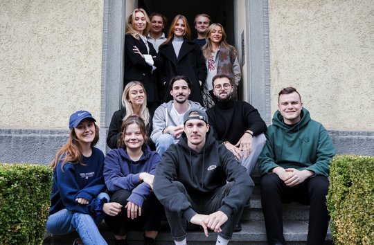 Jung-Unternehmer Max Felner (oben l.) und Nico Kubat (oben r.) mit dem ganzen Socia-Media-Team...    (Bild zVg.)