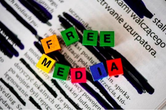 Die EU-Kommission scrabbelt auf polnischem Hintergrund: Offizielles Symbolbild zum neuen «Medienfreiheitsgesetz» auf der EU-Website. (Bild Screenshot ec.europa.eu)