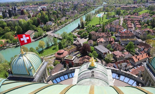 Ein neues Info-Zentrum soll die wachsenden Besuchermassen aufnehmen: Blick von der Kuppel ins Mazili-Quartier... (Bild: parlament.ch)