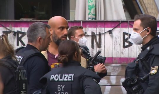 Kabarettist Abdelkarim war für Dreharbeiten zur «Heute Show» in Berlin-Mitte... (© ZDF «heute»)