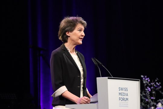 «Plattformen kommen neutral daher. Sie sind es aber nicht»: Medienministerin Simonetta Sommaruga nimmt die GAFA ins Visier...                      (Foto: Klein Report)