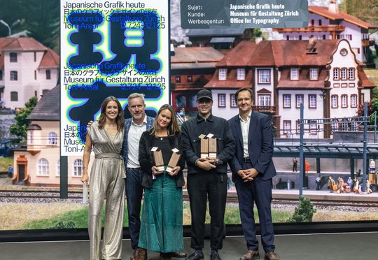 Moderatorin Bigna Silberschmidt, Christian Brändle, Direktor des Museums für Gestaltung und Marketingleiterin Clelia Kanai Baldini, sowie Creative Director Chi-Long Trieu vom Office for Typography mit APG-CEO Markus Ehrle (Bild: AWS, Patrick Straub/zVg)