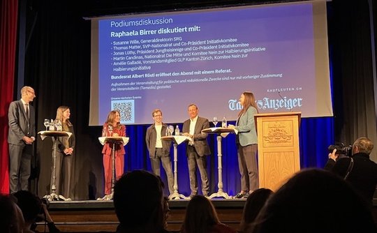Auf dem «Tages-Anzeiger»-Podium: Martin Candinas, Amélie Galladé, Susanne Wille, Jonas Lüthy, Thomas Matter und Moderatorin Raphaela Birrer... (v.l. Bild: © Klein Report)