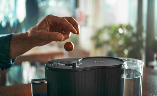 Die Kapsellosen kommen: Werden die neuen Öko-Kugeln den Aluminiumkapsel von Nespresso das Leben schwer machen? (Bild © Migros)