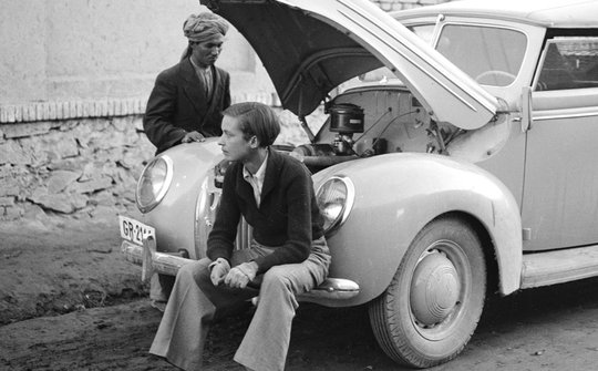 Pionierin des Reisetagebuchs: Annemarie Schwarzenbach 1939 in Kabul mit einem Einheimischen vor ihrem Ford... (Bild: © Schweizerisches Literaturarchiv)
