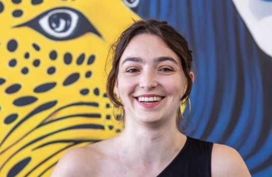Lea Bloch freut sich sichtlich, dass ihr Kurzfilm «Letzte Nacht» am 76. Locarno Film Festival gleich zwei Preise abholte... (Bild: © Screenshot migros-kulturprozent.ch)