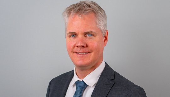 «Mit einer Stellenreduktion in der Öffentlichkeitsarbeit um 50 Prozent könnte das VBS seinen Kommunikationsauftrag nicht mehr erfüllen», sagt der Vize-Kommunikationschef von Verteidigungsminister Martin Pfister... (Bild: zVg)