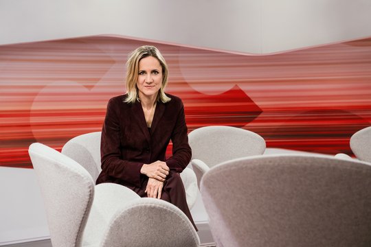 Barbara Lüthi lädt kontrovers diskutierende Köpfe aus der Welt der Medien zu sich in den Ring...           (Bild: SRF)