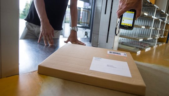 Die Strafanzeigen wurden eingereicht, weil dei Anbieter es trotz Ermahnung unterlassen haben, die Vergleichspreise korrekt anzugeben... (Bild: Post)