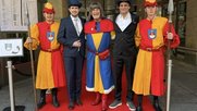 Country-Papst Albi Matter von der Zunft Wiedikon (Mitte) lud ein: Florian Fox (l.), der Johnny Cash der Schweiz, und Gast Reza Rafi (r.), Chefredaktor des «SonntagsBlicks», von Zünftern sekundiert…   (Bild: Klein Report)