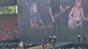 Schweizer Publikum tickt anders als die Konzertbesucherinnen in den USA: Beim Song «Shake it Off» schwang sogar der Zürcher Stadtrat Daniel Leupi die Hüften mehr als Superstar Taylor Swift... (Bild © Klein Report)