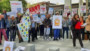 Feuer im Dach: In Zürich und Lausanne wurde am Dienstag über Mittag lautstark demonstriert. (Bild © Syndicom)