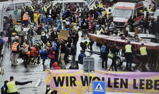 Teurer Spass – für den Segelboot-Protest bezahlt der Klimaaktivist eine hohe Rechnung... (Screenshot/KR)