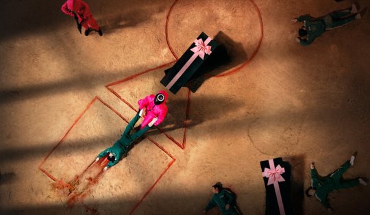 Spannender als ein Pausenapfel: Viele Kids spielen auf dem Schulhof die tödlichen Spiele aus der Netflix-Serie «Squid Game» nach...                    (Bild: Netflix) 