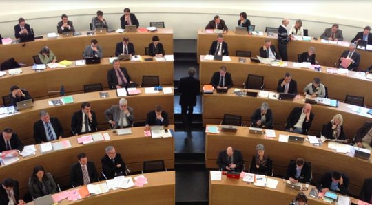 Die politische Meinungsbildung in Kanton und Gemeinden «regelt der Markt leider nicht mehr von allein», finden die fünf Initianten: Blick in den Aargauer Grosse Rat...     (Screenshot SRF)