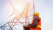 Die Netzinfrastruktur-Arbeitnehmenden stellen die Kapazität und die Qualität der wichtigen Infrastruktur-Netze in der Stromversorgung, im öffentlichen Verkehr und in der Telekommunikation sicher...            (Bild: Syna)