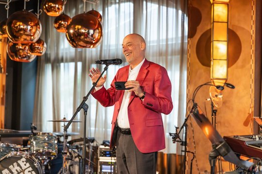  IGEM-Präsident Stephan Küng begrüsste im Zürcher Carlton 160 Gäste und neu JBW Media und ZipMedia im Verband...  (Bild: Oskar Moyano)