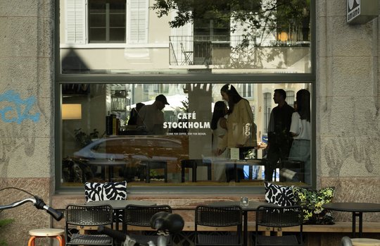 Vom 30. April bis zum 18. Mai wird das Zürcher Café Amiamo zum «CAFÉ STOCKHOLM»...    (Bild: Medienart/zVg)