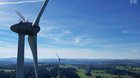 «Rundschau»-Beitrag im Gegenwind: Gegen «Kampf um Windräder: Gegner machen mobil» gingen mehrere Beschwerden ein. (Bild Screenshot SRF)
