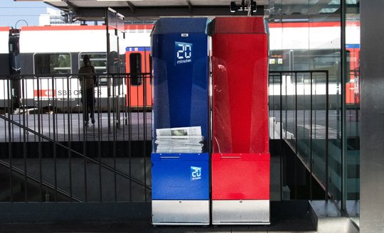 Die roten Boxen können mit Magazinen, Zeitschriften oder anderen hochwertigen Werbedrucksachen befüllt werden...            (Bild: zVg) 