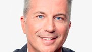 «Ein bisschen Sport muss natürlich sein. Im Fernsehen sieht man bekanntlich immer dicker aus, als man wirklich ist», sagt «Eco Talk»-Master Reto Lipp im Interview. (Bild © SRF)