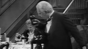 16 Gläser Alkohol, darunter Champagner, Weisswein, Sherry und Portwein, hat Butler James nach dem Dinner mit Miss Sophie intus...             (Bild: Youtube)