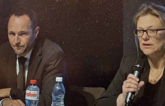 Der Walliser Regierungspräsident Mathias Reynard und Beatrice Pilloud, Generalstaatsanwältin des Kantons Wallis, verkünden Neuigkeiten: Wunderkerzen auf einer Champagnerflasche waren wohl die Brandursache...     (Pressekonferenz Live-Stream)