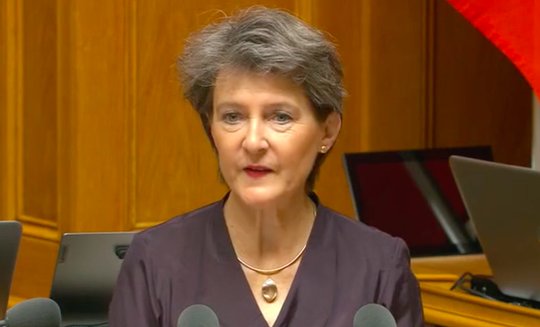 Ein dringliches Vorgehen basierend auf der Covid-Verordung sei «nicht mehr gerechtfertigt», befand selbst die Medienministerin. Der Rat sah das anders. (Bild Screenshot parlament.ch)