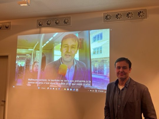 Da Anne Lévy nicht zur Entgegennahme der Auszeichnung «Goldener Bremsklotz» nach Zürich kam, reiste Marc Meschenmoser nach Bern, wie er in einem Video im Certo zeigte...           (Bild: Klein Report)