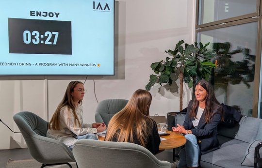 Mentorin Sabrina Wettstein, Leiterin Verkauf Post Advertising, im Gespräch mit dem Nachwuchs...    (Bild: zVg)