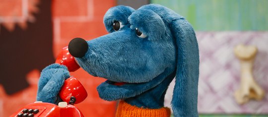 Der blaue Plüschhund Peo spricht seit 1995 zu den Tessiner Kindern: Am Samstag in der Jubiläumssendung….  (Bild: RSI/zVg)