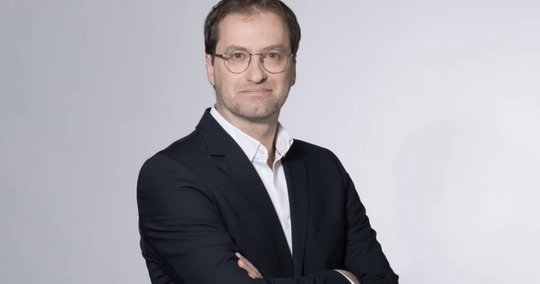 Laurent Caspary arbeitet seit 2009 bei RTS, seit 2017 ist er Chefredaktor von RTS Radio...   (Bild: La Télé/zVg)