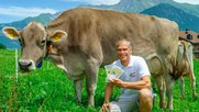 Der Bündner Käse kommt «direkt vom Hof» des Ex-Mister-Schweiz und Aldi-Testimonials Renzo Blumenthal... (Bild: zVg)