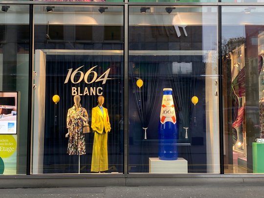 Während zweier Wochen wurde das Schaufenster von PKZ an der Bahnhofstrasse in Zürich mit 1664 Blanc temporär bespielt… (Bild: zVg)