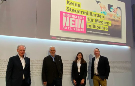 Das Referendumskomitee bringt sich in Stellung: Hans-Ulrich Bigler, Peter Weigelt, Evelyn Motschi und Philipp Gut (v.l.n.r.). (Bild zVg)