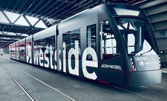 In elegantem Schwarz ohne knalligen Farben kurvt das neue Branding-Tram durch die Hauptstadt... (Bild: zVg)