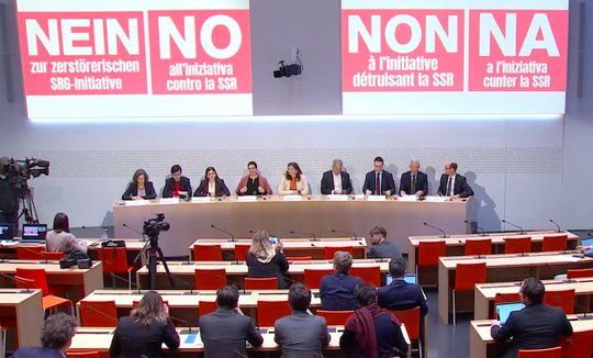 Vertreter und Vertreterinnen von SP, Grüne, GLP, Mitte und FDP am Montag an der Medienkonferenz in Bern... (Bild: Screenshot Klein Report)