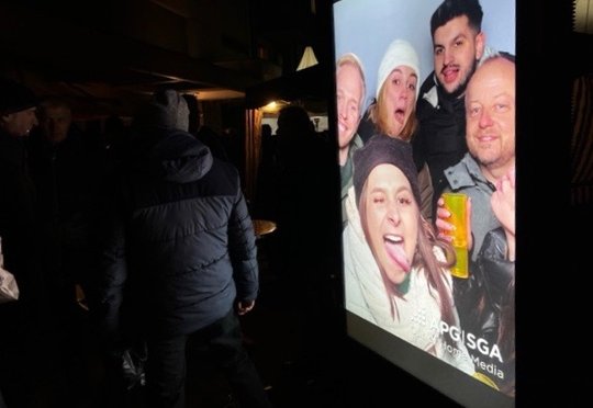 Nachdem Star-Feeling durch die Fotobox «Photobooth.Systems» gings an die Stände mit Leckereien, ins Zelt oder an die Cockpit-Bar...        (Bild: Klein Report)