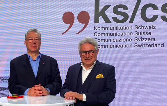 «Die Positionierung, die Filippo Lombardi eingeleitet hat, führen wir weiter», sagt Jürg Bachmann (r.), der im Mai das Zepter von Filippo Lombardi (l.) übernommen hat. (Bild © KS/CS)
