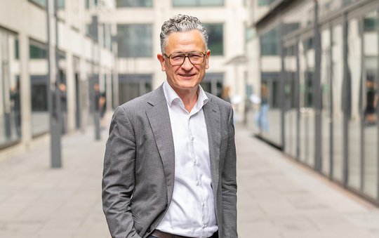 Von 2012 bis 2020 arbeitete der Anwalt Lukas Bruhin als Generalsekretär des Innendepartements... (Bild: zVg / © Mirco Rederlechner)