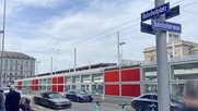 Am Zürcher Bahnhofplatz vermarktet die Allgemeine Plakatgesellschaft ab dem 1. August die 64 Leuchtplakate… (Bild: zVg)